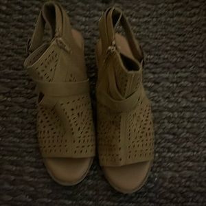 Girls size 5 zip up sandal with small heel